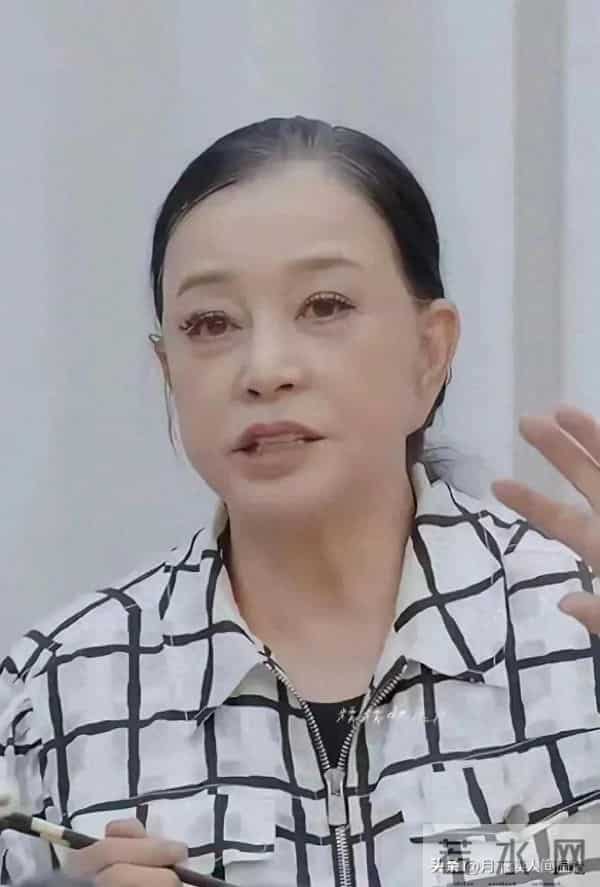 75岁刘晓庆不戴假发好看多了，真面目示人大方自然，秃顶严重老了