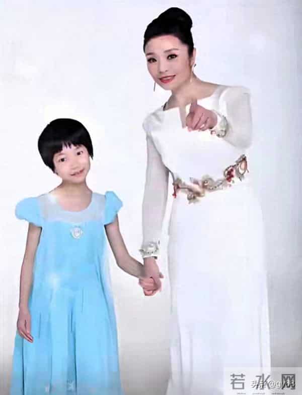 歌唱家李丹阳近况曝光 单身妈妈带娃生活超充实 母女同框画面太温馨