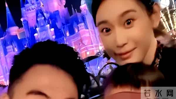 奚梦瑶带一双儿女参加小姑子生日派对,四太抱孙子满脸幸福笑容