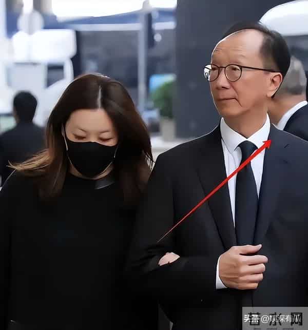 恩爱23年,73岁梁锦松逐渐变老,47岁伏明霞貌美如花