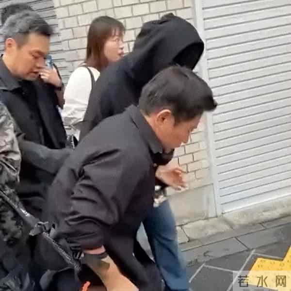 周杰伦带老婆在墨尔本,没胡子满脸褶,眼袋硕大跟半月前判若两人