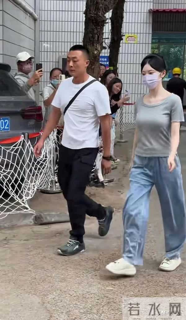 看到前凸后翘 简约时尚,英姿飒爽的景甜,张继科恐怕肠子都悔青了