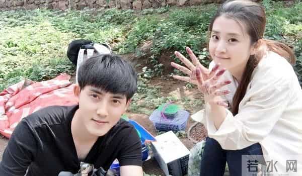 《暗河传》她俩相差1岁，却要演母女，男友也参演看起来老多了