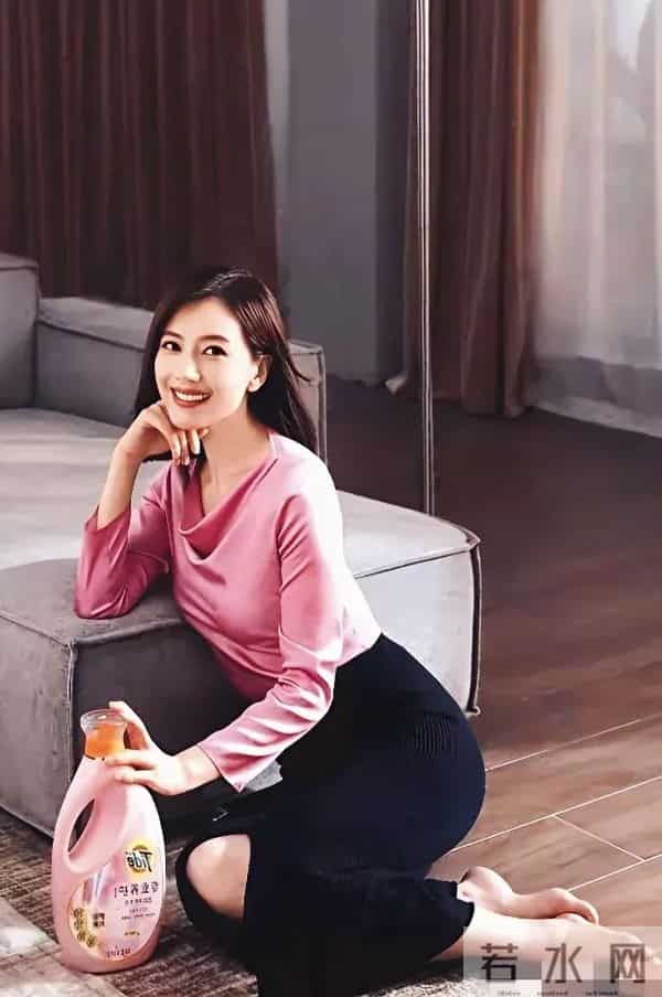 高圆圆光脚大片刷爆热搜 没有高跟鞋束缚，赤足踏在草地上美到发光