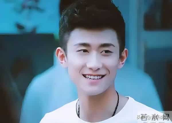 被"发腮"的张一山惊艳,33岁终于长开,网友:杨紫得避嫌了