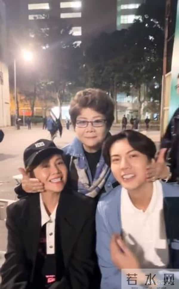 陈伟霆的妈妈是她,富家千金喜爱养狗面相慈祥,抚养仨孩子长大