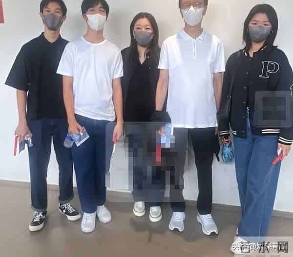 恩爱23年,73岁梁锦松逐渐变老,47岁伏明霞貌美如花