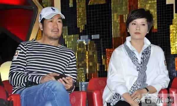 70岁张国立携妻子与友人聚餐,头顶白发老态明显,邓婕气质优雅