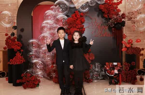 关悦晒董璇庆生照!张维伊比佟大为高不少 小酒窝和佟家小子太般配