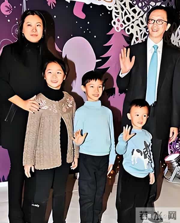 恩爱23年,73岁梁锦松逐渐变老,47岁伏明霞貌美如花