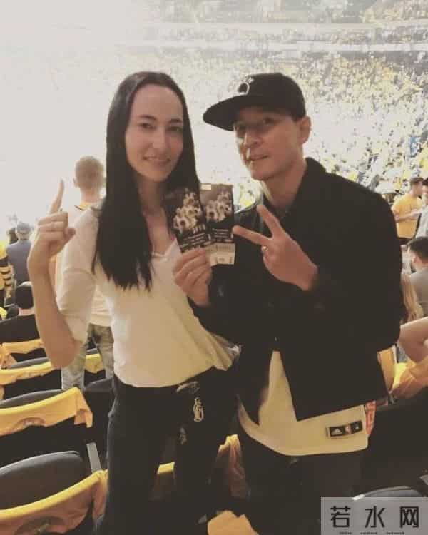 吴彦祖晒47岁老婆素颜合照，惊呆网友！男方曾称近10年没夫妻同房