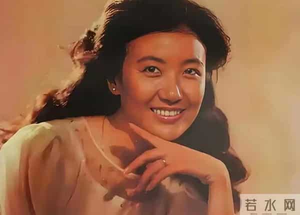 她曾是央视第一美女,赴港生子后离开央视,如今远居美国不再露面