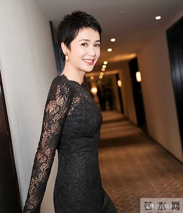 演员蒋雯丽现状:定居英国,59岁又瘦又老,网友:一代女神也老了