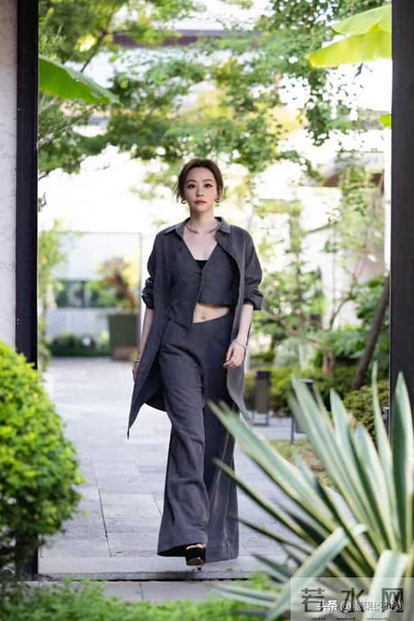 哇噻,灰色搭配已经火成这样了吗,41岁张靓颖一身灰搭配,好妩媚