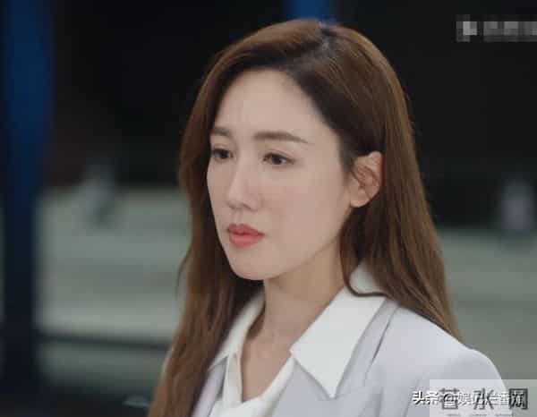 气场弱就别霍霍新闻女王2?眼神空洞 像软柿子,还是回综艺卖惨吧