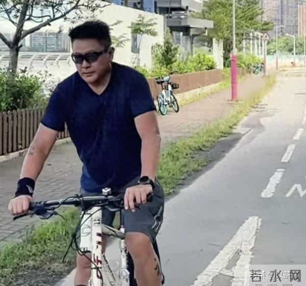 58岁TVB演员成单亲爸爸，名声坏了无戏可拍，靠卖豪宅卖饭为生