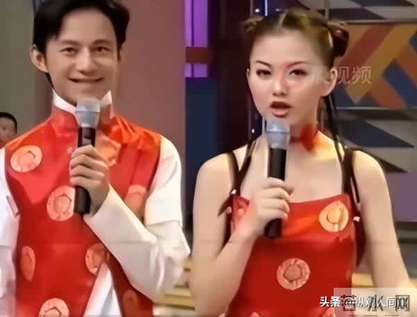 李湘在机场因身材问题被怼到“黑脸”，翻出十年前瘦照反击，好美