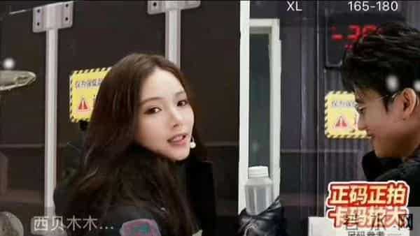 为了赚钱尊严都不要?贾乃亮女助理神似李小璐,连粉丝看不下去