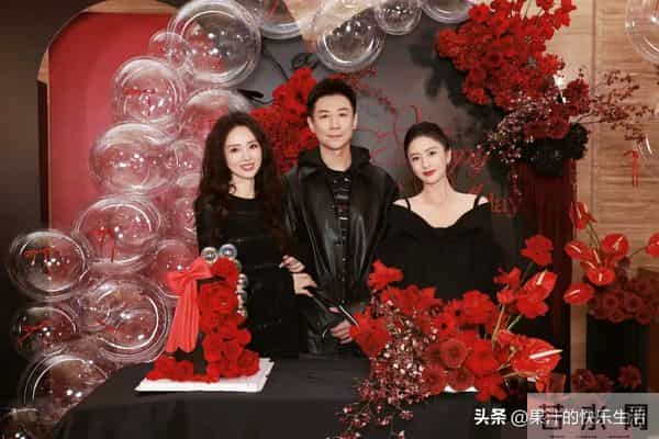 46岁董璇过生日,一家三口都是黑色系穿搭!网友猜测原因!