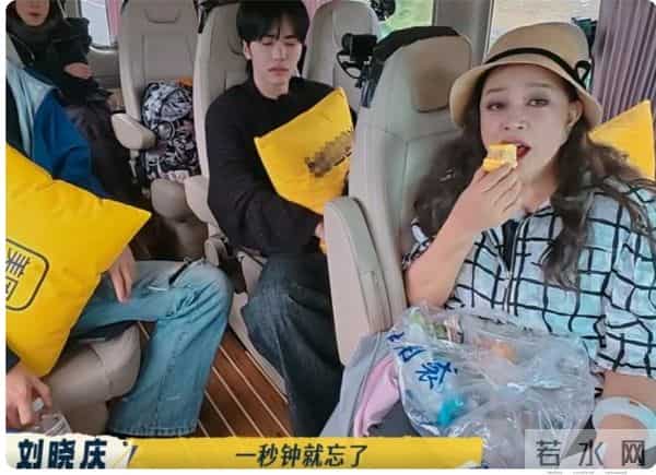 刘晓庆一天吃一斤肉，同龄人夸她年轻，摘下假发真容曝光