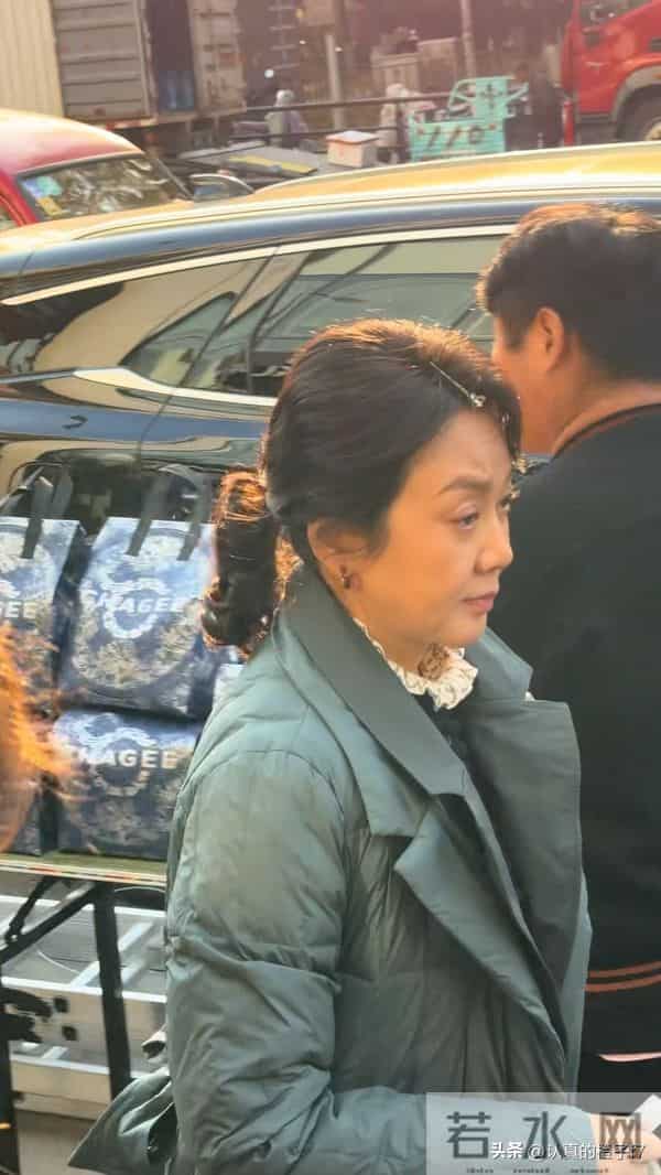 网友沈阳街头偶遇闫妮,穿搭接地气互动亲切无架子,也太亲切了吧