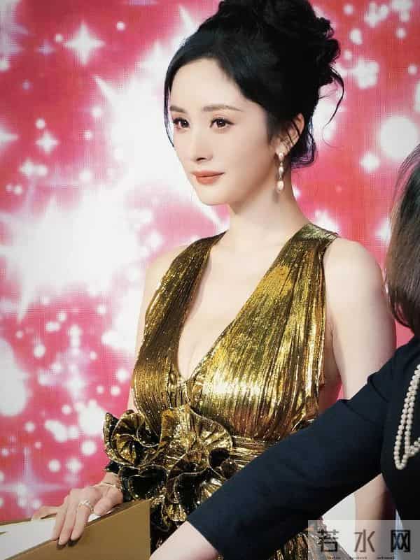 笑不活了！杨幂三亚活动被嘲讽“蚌精出街”，满身珍珠加暴露设计