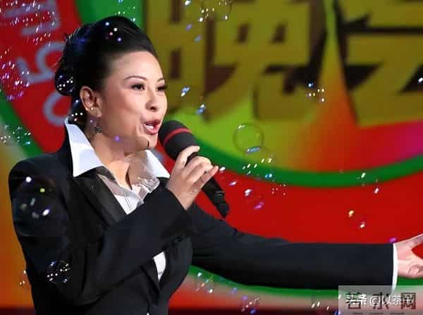 她曾力压王菲、惊艳春晚,却因投资失败成穷光蛋,如今老到认不出