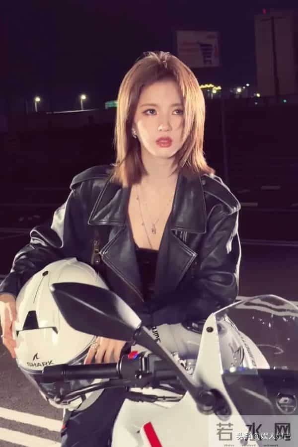 刘些宁身着紧身皮衣,尽显火辣身材,化身机车女神,魅力大爆发!