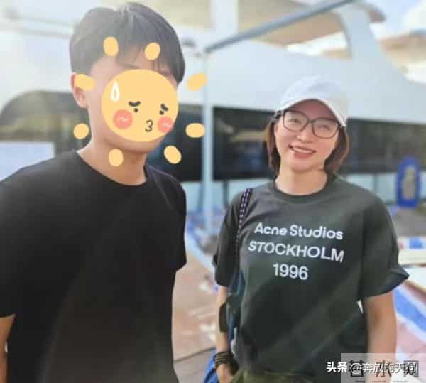 51岁董卿游苏州,打扮清爽和儿子一起,站姿还有主持人仪态