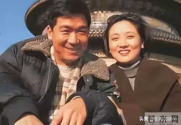 70岁张国立携妻子与友人聚餐,头顶白发老态明显,邓婕气质优雅