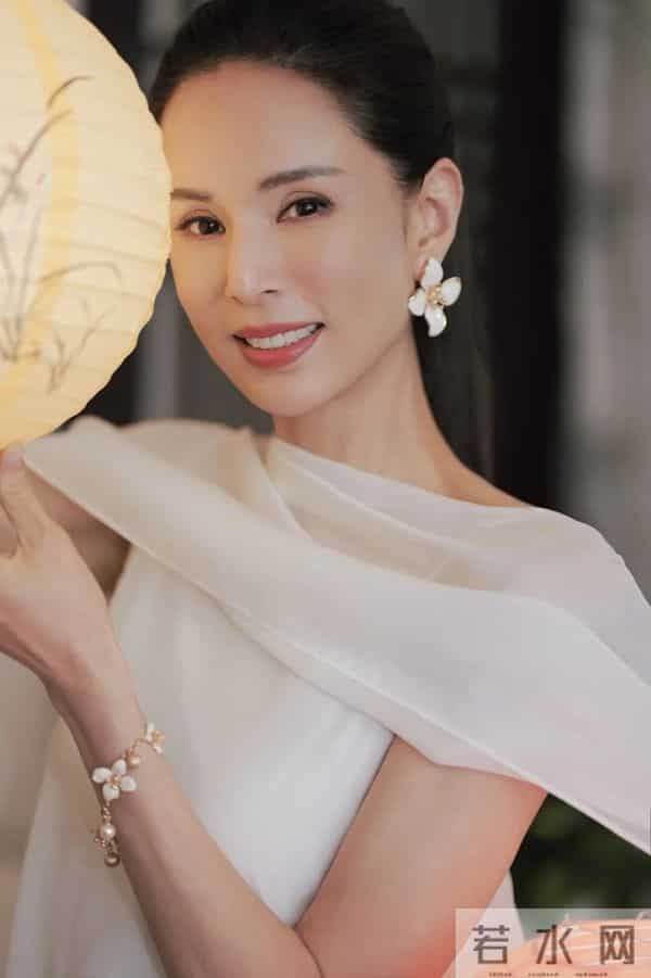 59岁香港女星和男友分手导致抑郁症病发,经常一个星期都不出门