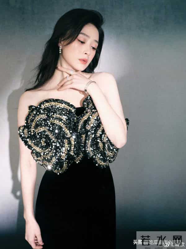 蒋欣 皮肤雪白光彩照人 天鹅颈超吸睛 果然瘦了更美