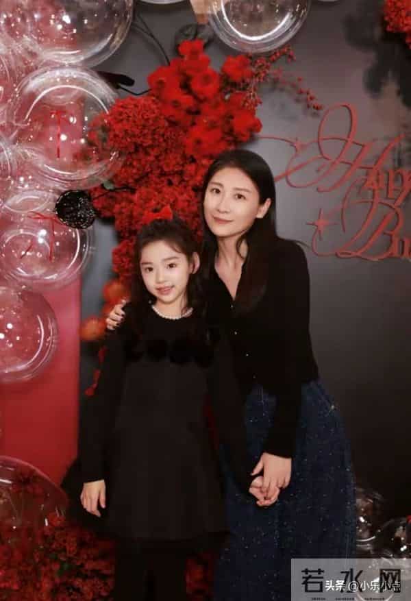 董璇46岁生日晒照,手捧蛋糕看着孕味初显肚子像四个月 满脸幸福感