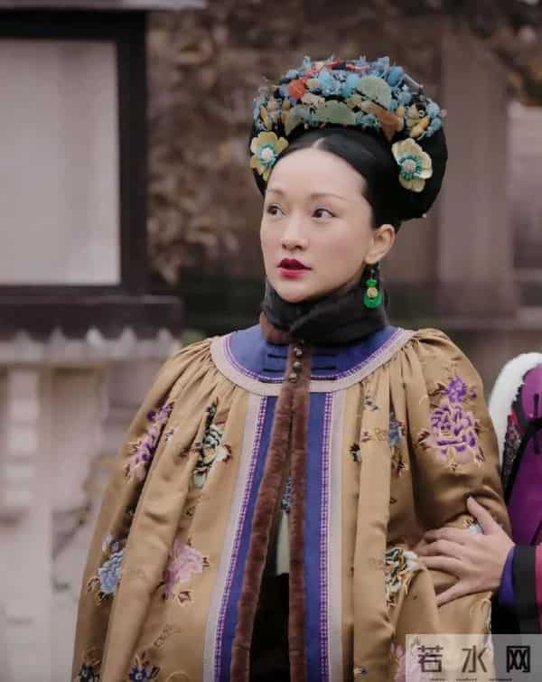 王家卫搭档张叔平现状,头发花白和梁朝伟过生日,蛋糕好小显寒酸