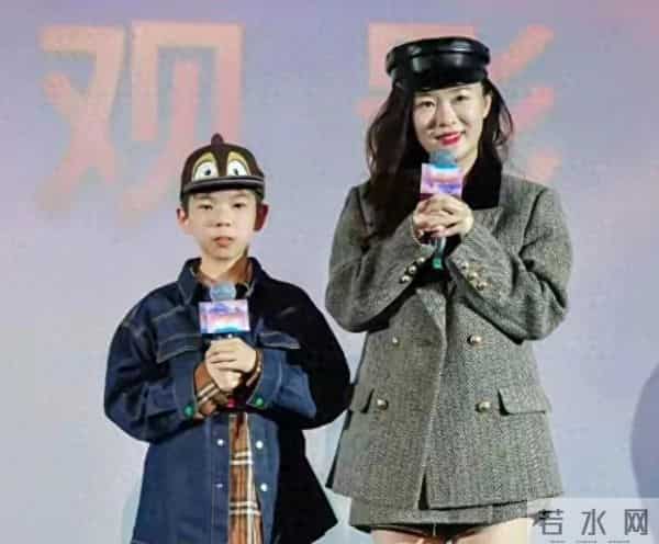 霍思燕和儿子出席活动，嗯哼凸嘴龅牙变化大，网友称是腺样体面容