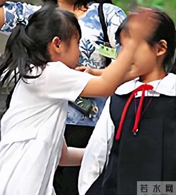 6岁打同学耳光，13岁成"小混混"，如今26岁李宗盛女儿，过得如何