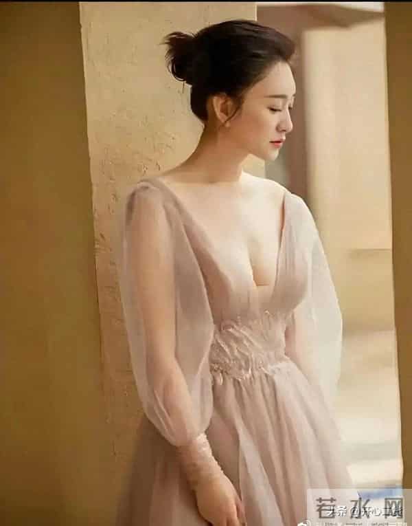 李小冉快50岁了还这么丰满，瘦却很有料，让人好奇她是怎么做到的