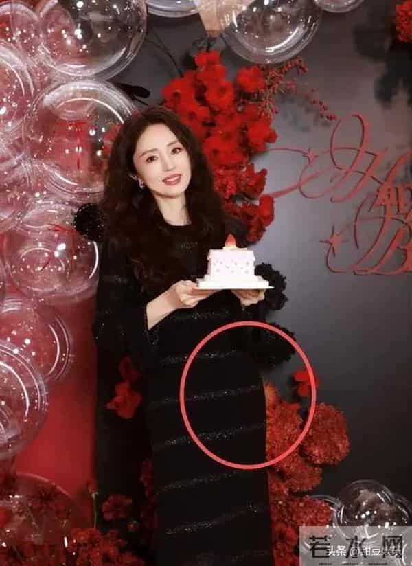 46岁董璇生日照孕味浓!捧蛋糕肚子鼓似四月,是有喜了?
