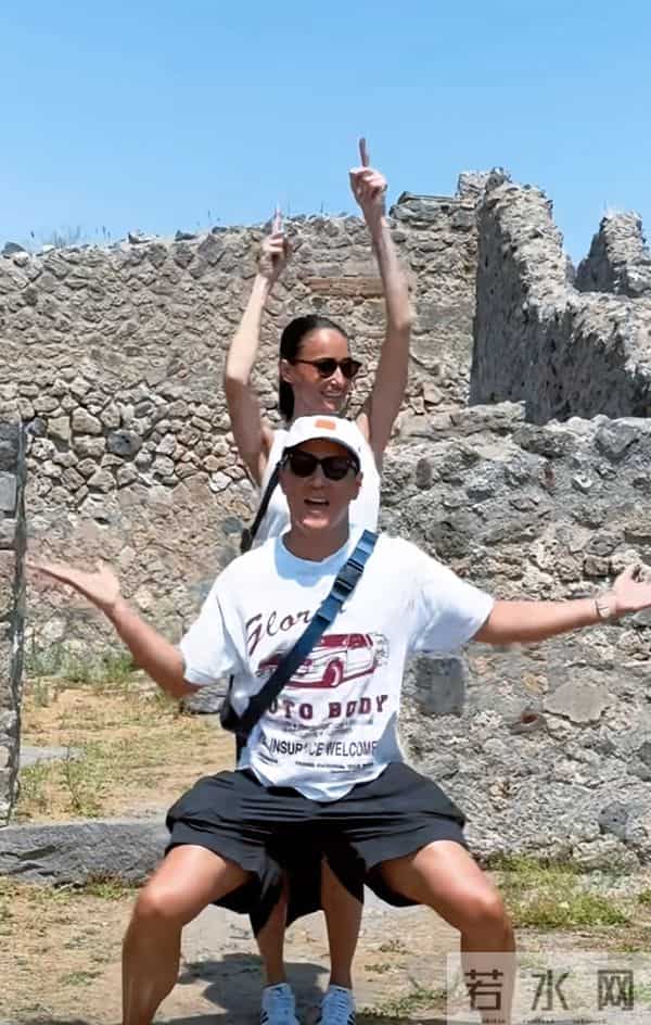 吴彦祖与混血妻子同一动作打卡多地景点，搞笑又甜蜜浪漫！