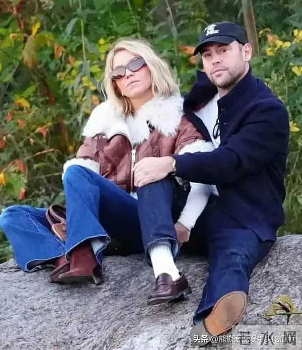 28岁悉尼妹真豪放，与44岁新男友公园激吻，欧美娱乐圈穿搭真独特