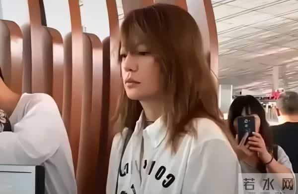 封杀4年,49岁赵薇近照模样大变,胃癌传闻真相大白,难走回头路