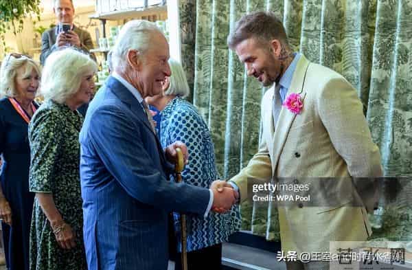 小七新镜头！庆祝大贝封爵，穿吊带皮草，油光满面成熟得不像14岁