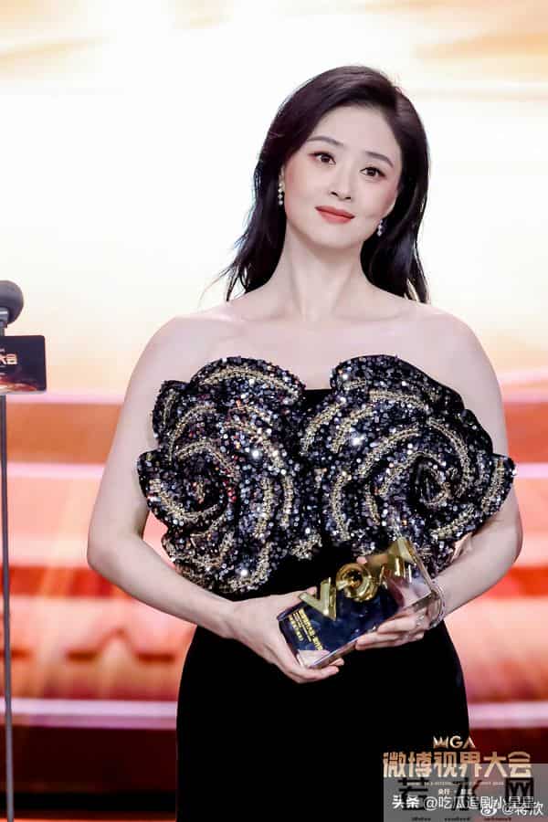 蒋欣 皮肤雪白光彩照人 天鹅颈超吸睛 果然瘦了更美