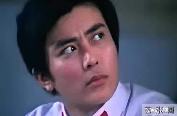 他曾是北影厂第一美男，退居幕后20年担任制片人，如今老的不敢认