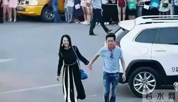 51岁的何炅，牵手54岁的杨钰莹，年过半百的俩人，画面温馨！