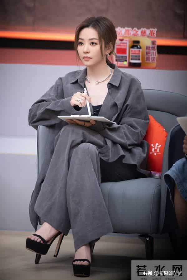 哇噻,灰色搭配已经火成这样了吗,41岁张靓颖一身灰搭配,好妩媚