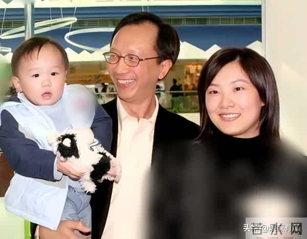 恩爱23年,73岁梁锦松逐渐变老,47岁伏明霞貌美如花