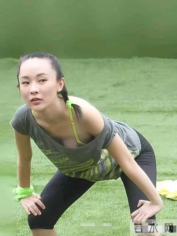 霍思燕这件衣服太宽松了吧,练个瑜伽都快走光了,是故意的吧