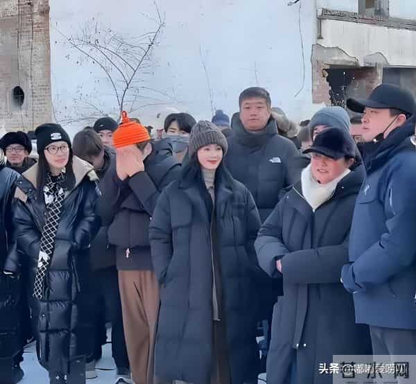 刘诗诗哈尔滨被偶遇,羽绒服搭配棉裤保暖又时髦,37岁仍美得发光