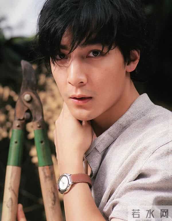 吴彦祖晒与妻子合影!Lisa皮肤粗糙褶多还秃顶,网友:以为是兄弟